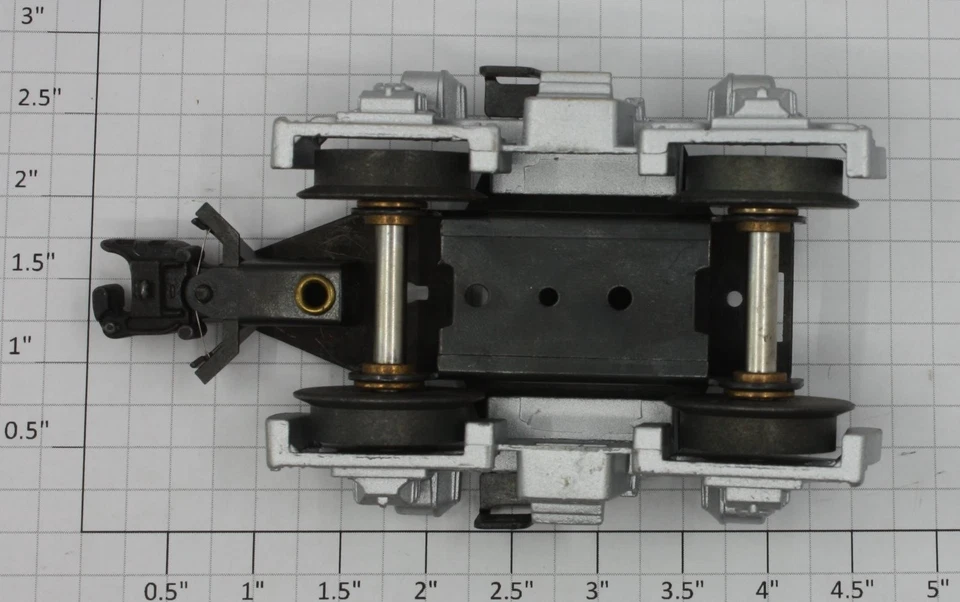 Caminhão manequim Lionel 18134-590 F-3B 4 rodas pintado de prata com acoplador - Imagem 2 de 4