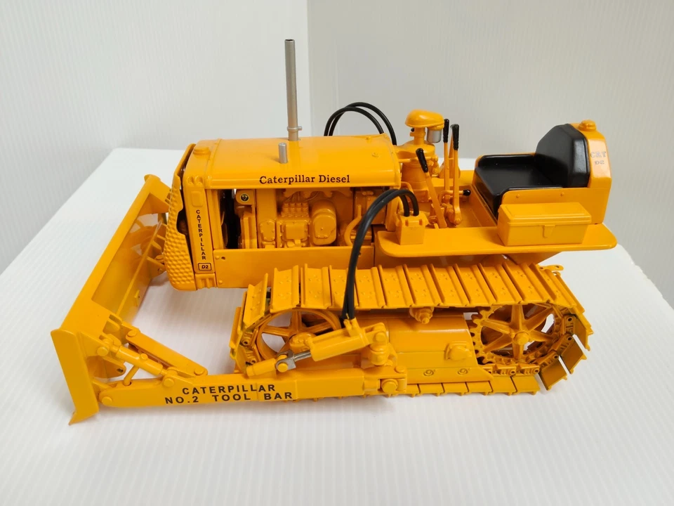 Scarce Die Cast 1:16 CATERPILLAR TRACTOR D2 Track Type Exclusive Collectors Club - Image 2 of 4