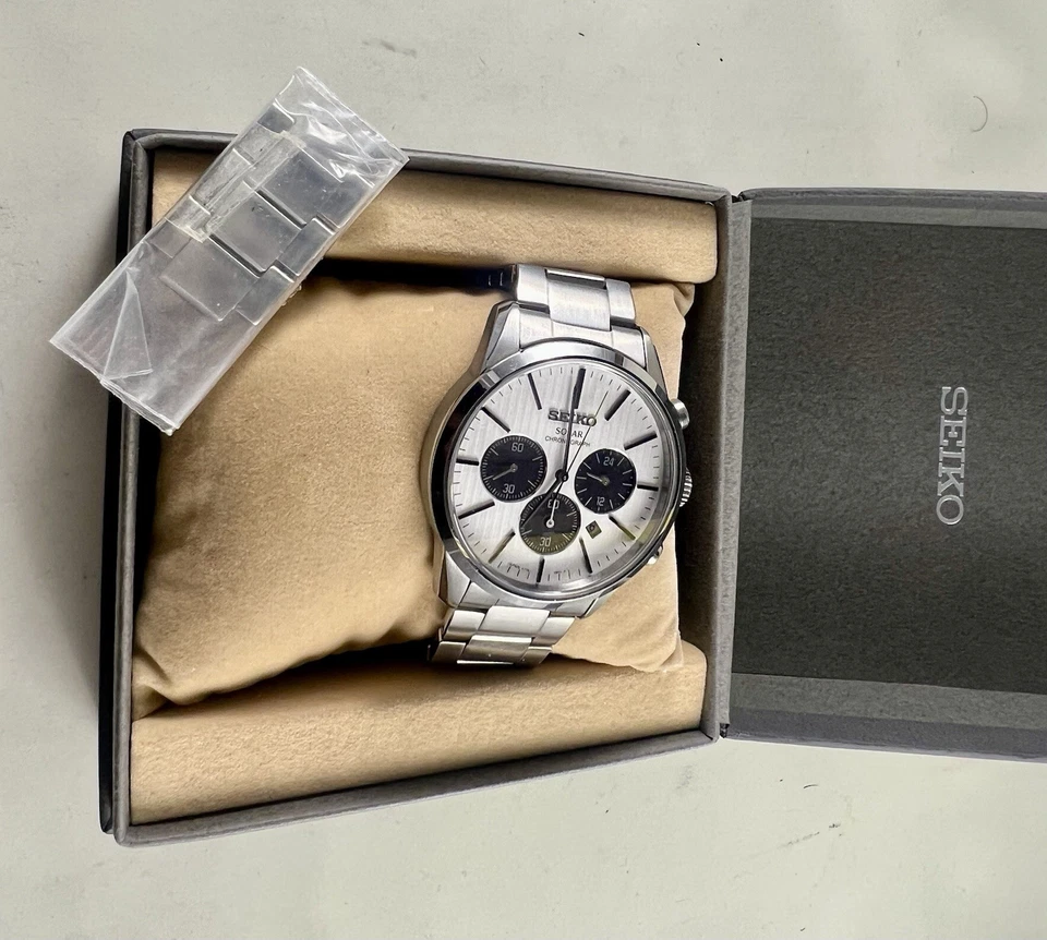 Seiko Solar Chronograph Panda Dial V175-0BJ0 39 mm Men’s Watch Japan Made Box - Image 2 of 4