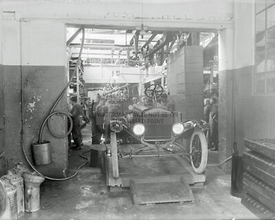 FORD MODEL T 1923 ASSEMBLY LINE CAR FACTORY WORKERS 8X10 PHOTO