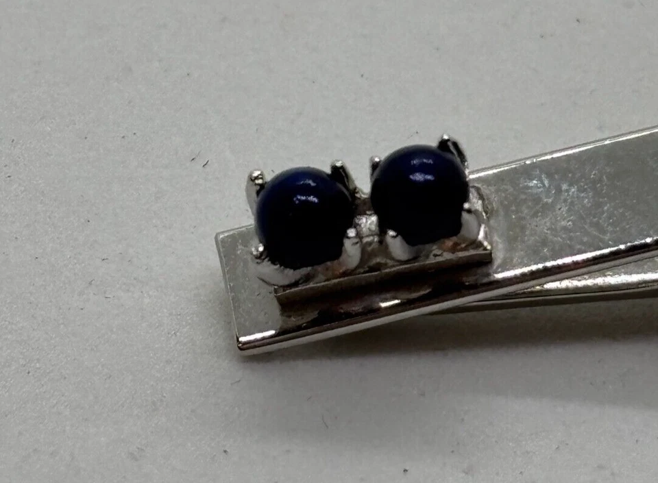 Tachuela de corbata vintage tono plata cuentas acento negro firmadas Swank Foto 4 de 4