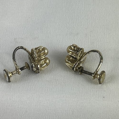 Beige Faux Pearl Screw Back Earrings Triangle Gold Tone Prongs - Bild 2 von 3