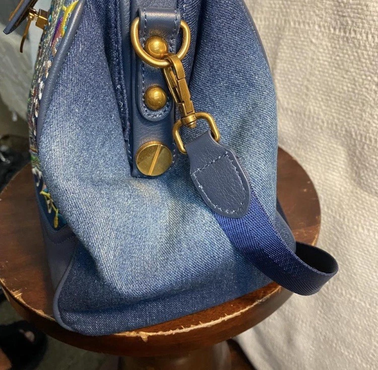 Cartera de médico Sharif Legacy de cuero jaspeado bordado en 3D Foto 3 de 4