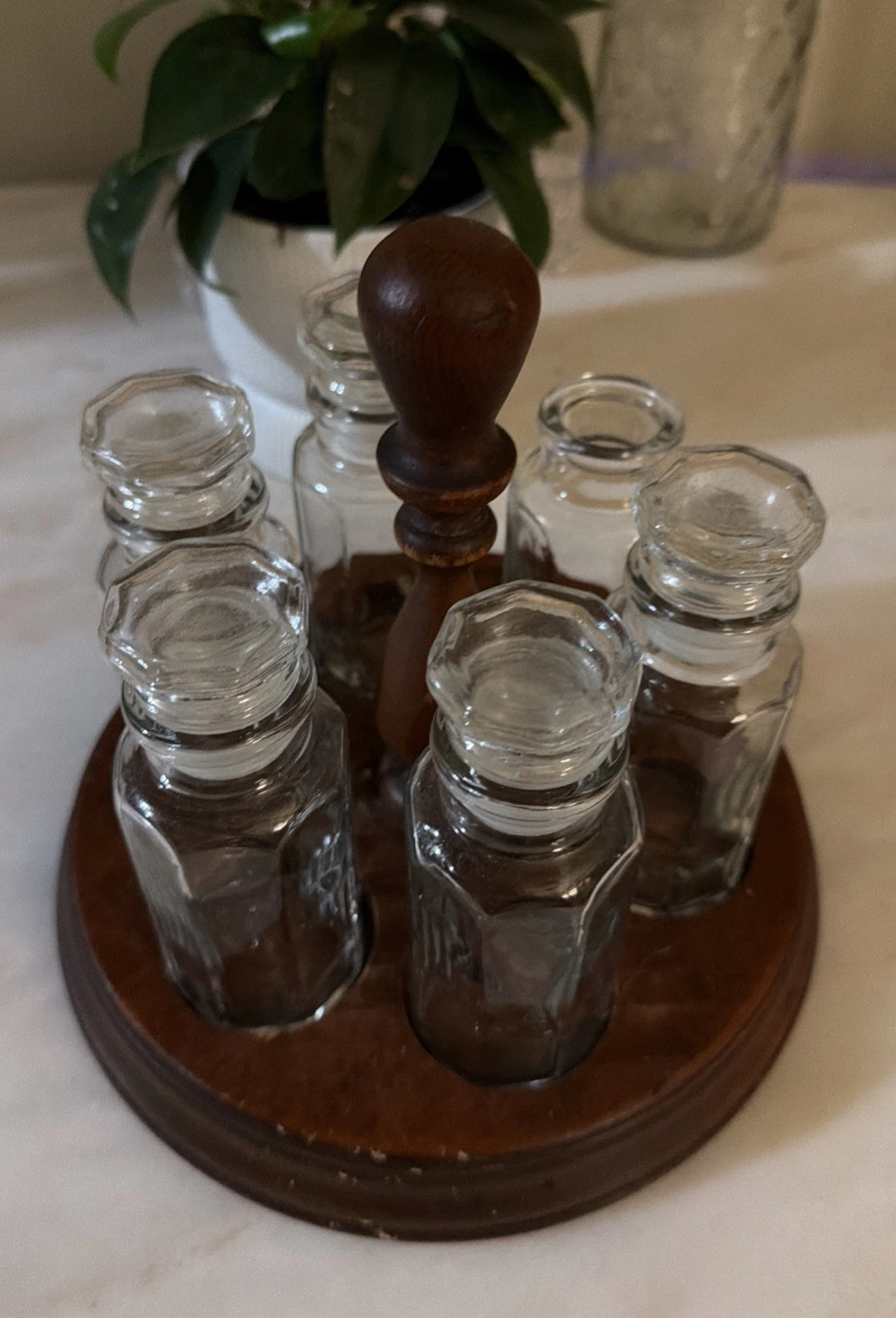 Vintage Round Wooden Spice Rack w/6 Clear Glass Jars w/5 Stoppers/Tops