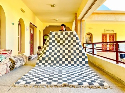 Handgeknüpfter Marokkanischer Berber Wollteppich Farbe Weiß und Grau Design L...
