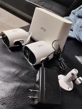 Arlo Überwachungskamerasystem mit 2 Kameras ganz weiß Bewegungsmelder kabellos