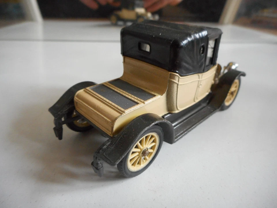 Corgi Classics 1910 Renault 12/16 en jaune - Photo 2/2