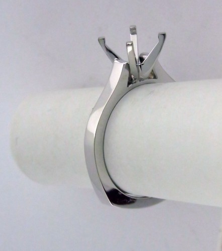 Anello solitario 1 ct montaggio oro bianco 14 kt gambo inferiore scudiero per tondo 6,5 mm - Foto 1 di 11