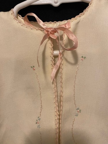 1950S Heirloom Silk Lined Baby Jacket Embroidered Pink Tie and Crocheted Edge - Picture 2 of 9