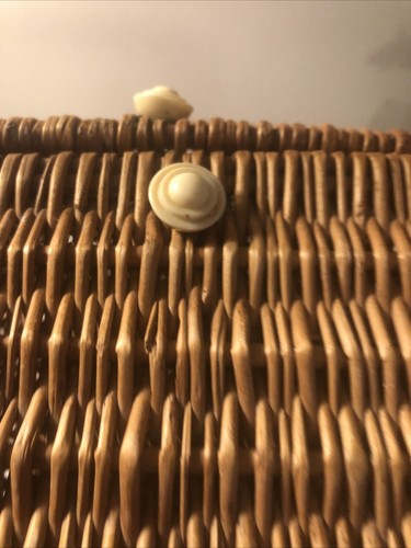 Pequeña cesta de costura de mimbre vintage/picnic con tapa desplegable perillas de estilo antiguo - Imagen 3 de 9