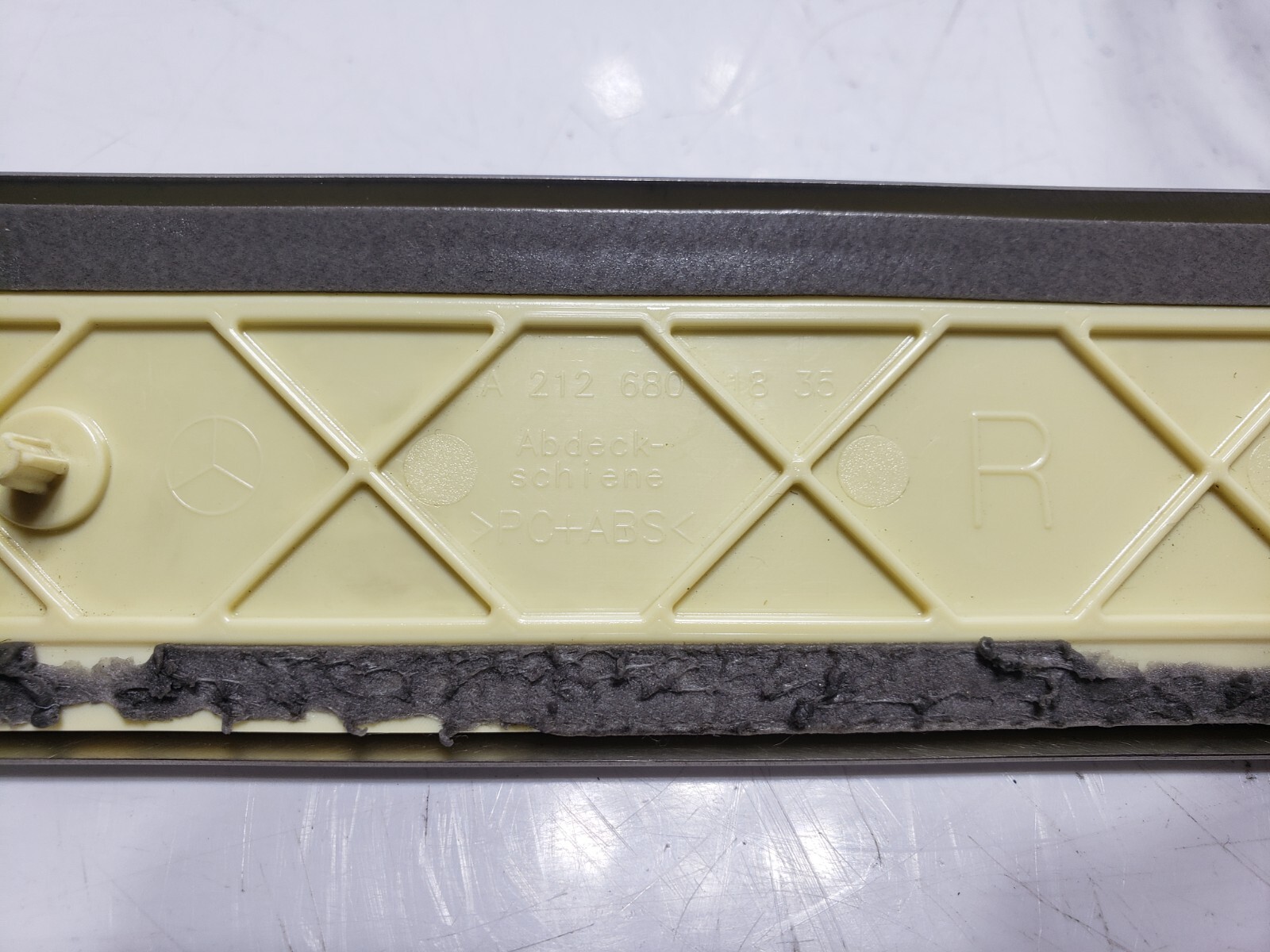 2013 MERCEDES Cls550 W218 OEM RH Right Front Door Illuminated Sill 