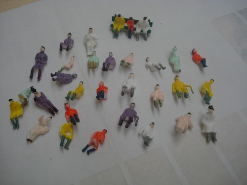 20 MIXED SEATED PEOPLE FIGURES SUIT HORNBY FIT IN COACHES 1/87 HO OO - Picture 4 of 7
