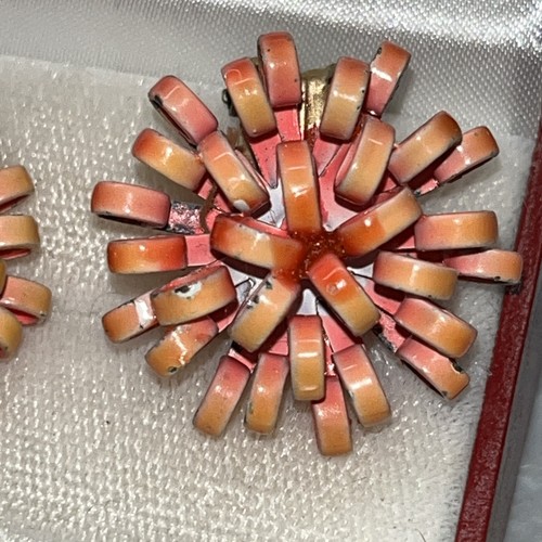 Vintage 1960’s Enamel Red Starburst Flower Mod Hippie Flower Power Earrings - Picture 4 of 6