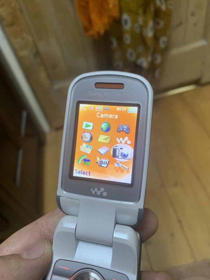 Sony Ericsson Walkman W710i flip mobile phone fitness tracker - Image 4 of 4