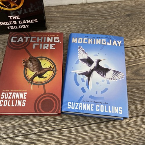 The Hunger Games The Hunger Games Trilogy Boxed Set Set by Suzanne Collins - Foto 5 di 6