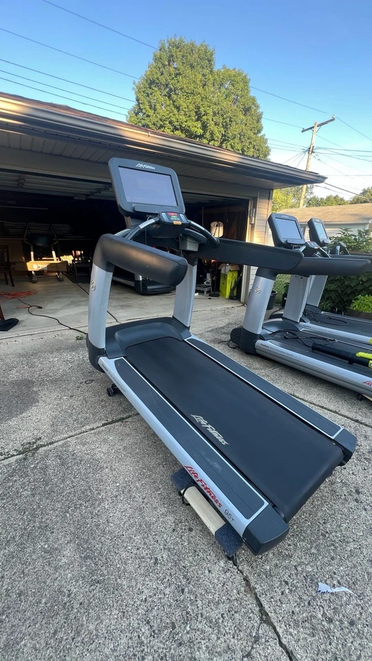 La cinta de correr Life Fitness 95T serie Elevation es una máquina de grado comercial Foto 3 de 4