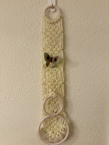 VINTAGE WALL HANGING MACRAME 2 RING TOWEL HOLDER Green Pink CERAMIC BUTTERFLY - Picture 2 of 9