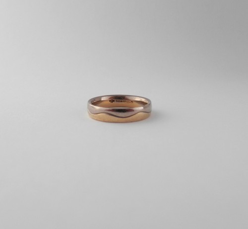 18ct Gold Ring 2 tone White and Yellow Wave Design Band Millenium Hallmark 750 - Picture 2 of 9