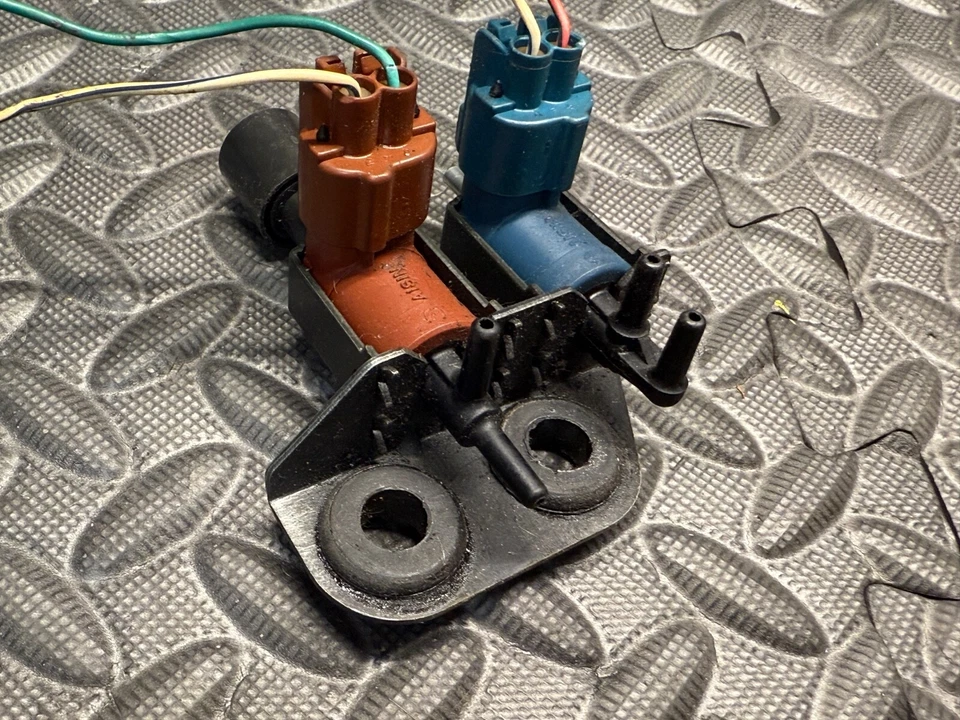 96-98 OEM Suzuki Swift Geo Metro EGR FPR Vacuum Solenoid Purge Valve VSV - Image 2 of 4