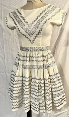 Vintage Patio Rockabilly Fiesta Dress 50s 60s White Crepe w/Silver Ric Rac sz 8 - 第 1/5 張圖片