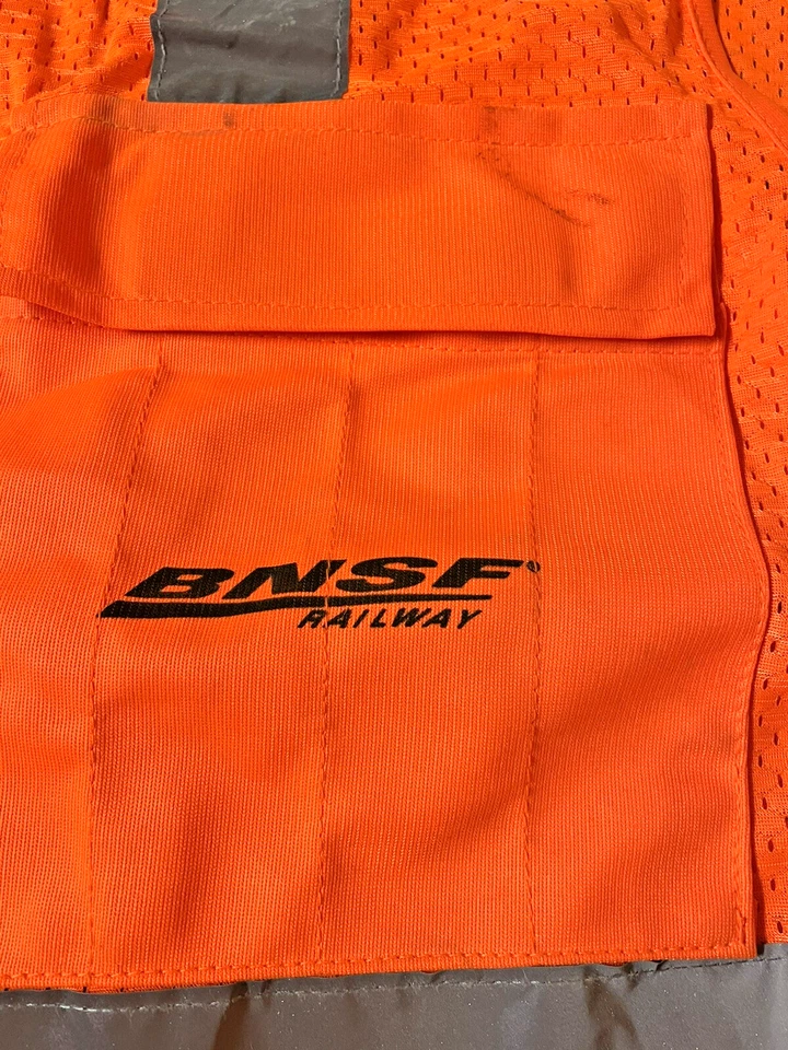 Colete reflexivo ML Kishigo USA Flag Series P367 ANSI/ISEA 6XL BNSF Railway - Imagem 4 de 4