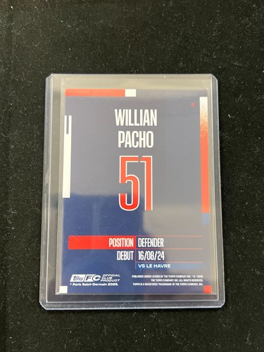 Willian Pacho 2024-25 Topps PSG Equipo Set Base Primer Equipo Base Rosa/99 PSG - Imagen 2 de 2