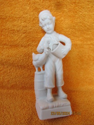 Junge Bauer mit Huhn Eimer Korb Biskuitporzellan Porzellanfigur ca.18cm