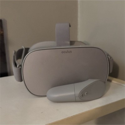 Oculus Go Standalone VR Headset Gray Plastic Fabric Model with Controller