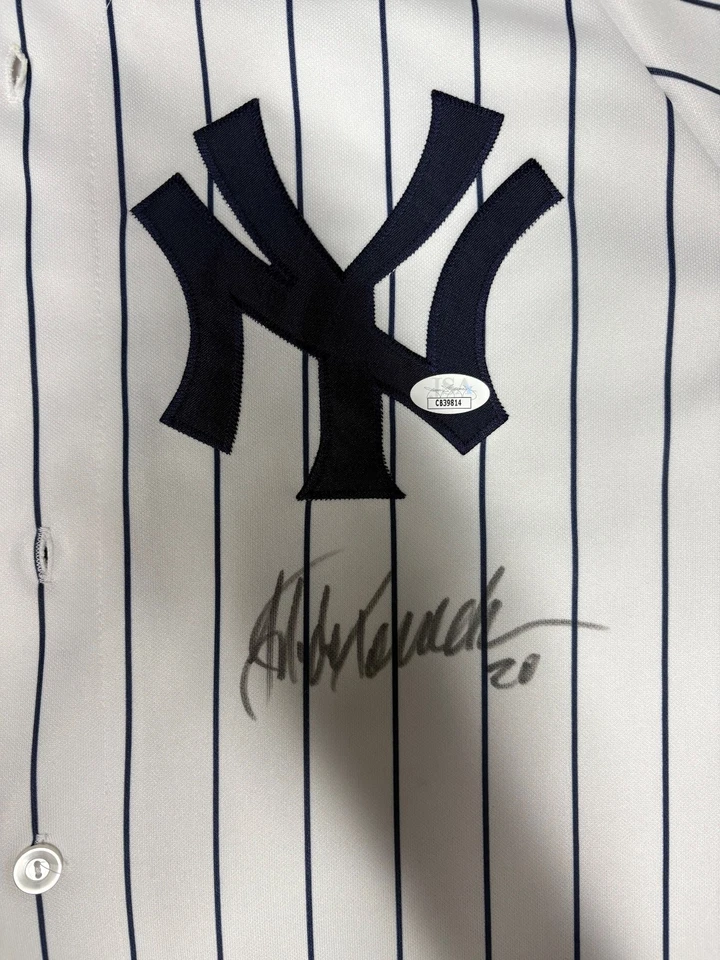 Camiseta de béisbol a rayas firmada por Jorge Posada de los Yankees de Nueva York JSA Foto 2 de 2