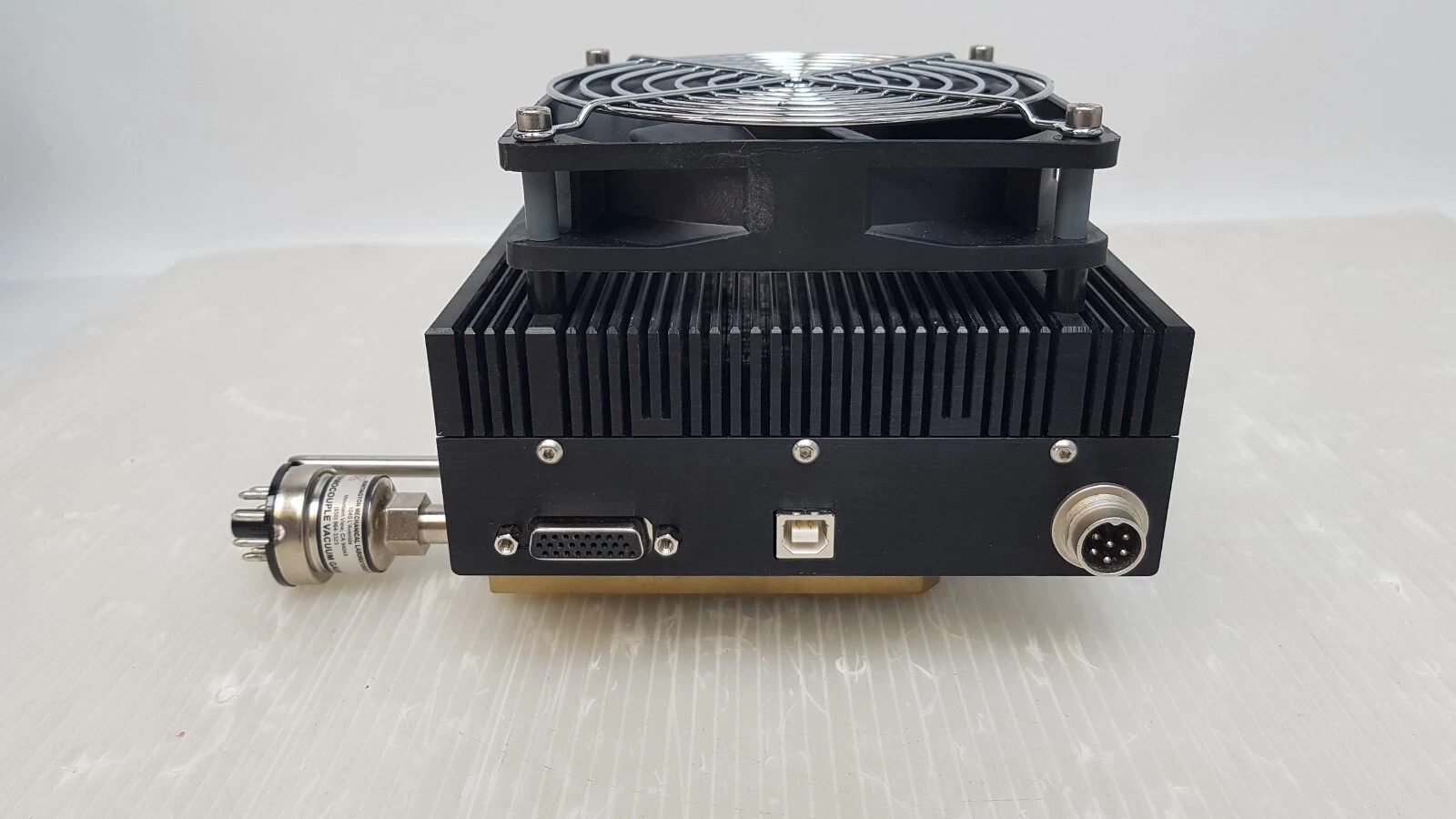 Electra head rear panel: D-sub connector, USB-B port and 5-pin circular power connector