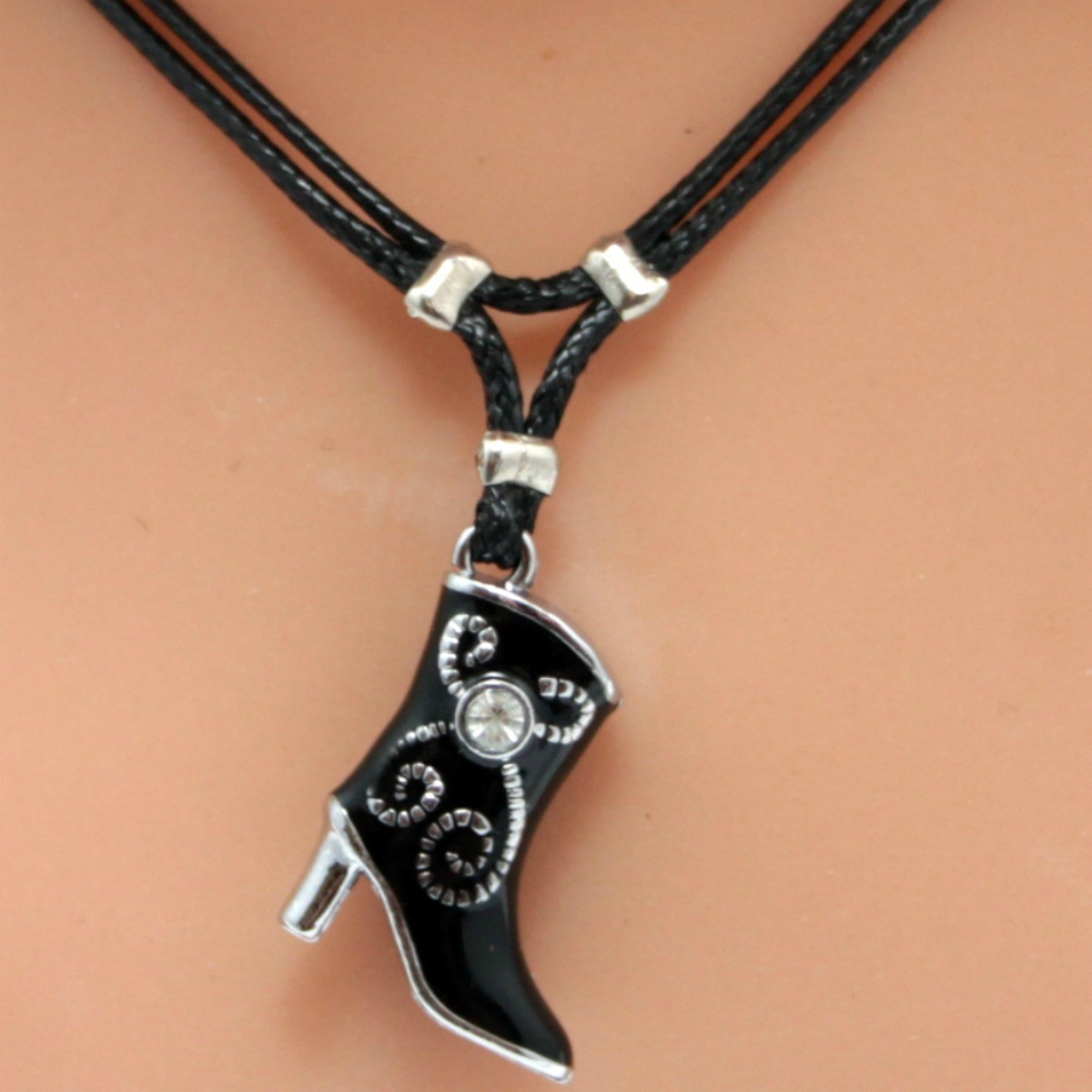 Collier Pendentif 2 Bottes Militaires Avec Strass - Chaîne En Cuir Véritable, Marron, Neuf Avec étiquettes