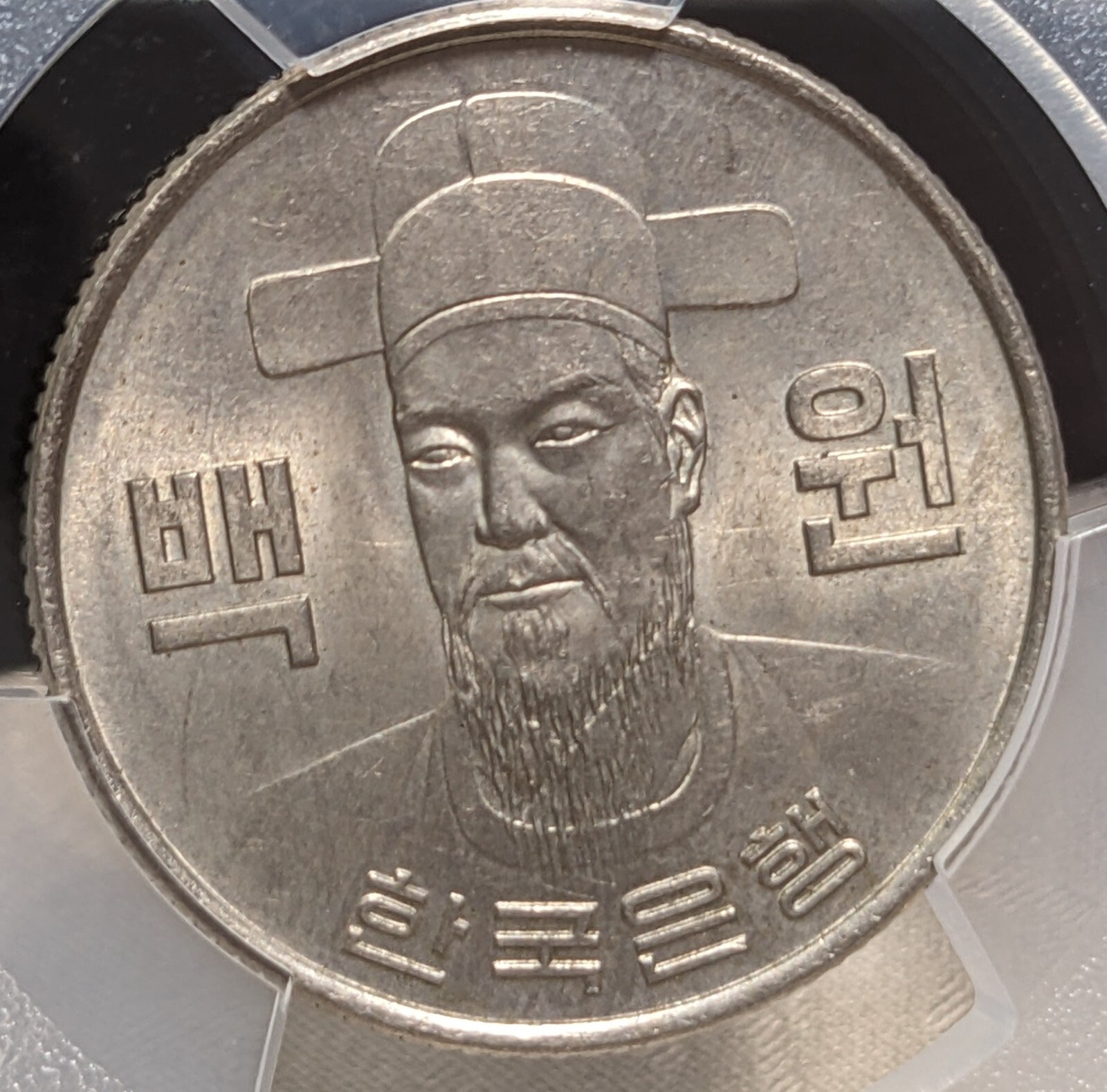 Foto 1 di 24