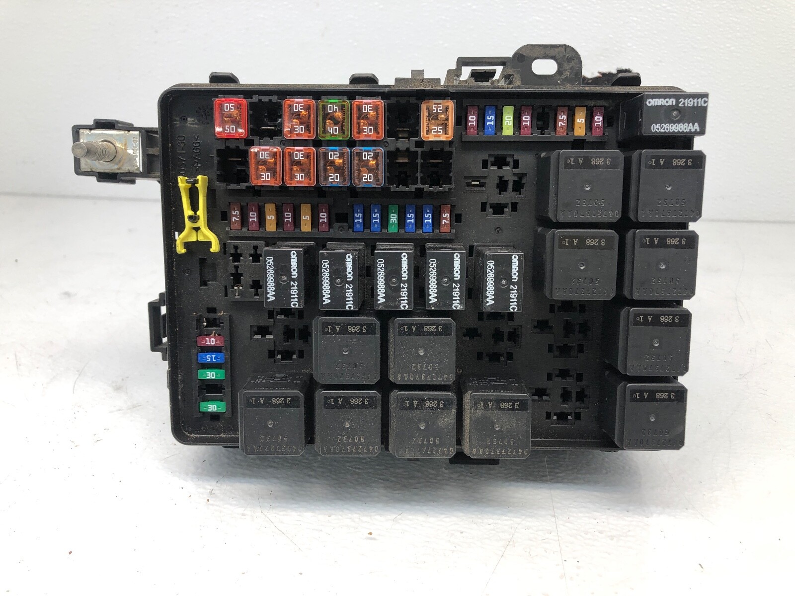 2014-2020 MASERATI QUATTROPORTE ENGINE FUSE RELAY BOX OEM.