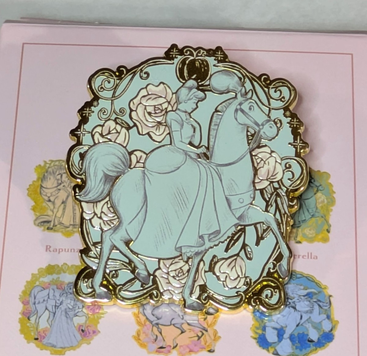 Disney 7プリンセス　フルレアデッキ Disney Princess Horses Blind Box Pin - Cinderella & Carriage Horse