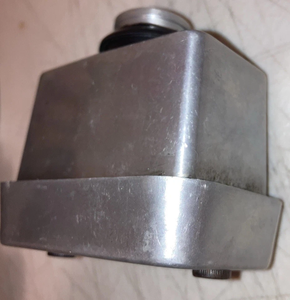 Cubierta de válvula Edelbrock 4204 Elite corta push-in respirador pulido fundido a presión AL. Foto 3 de 4