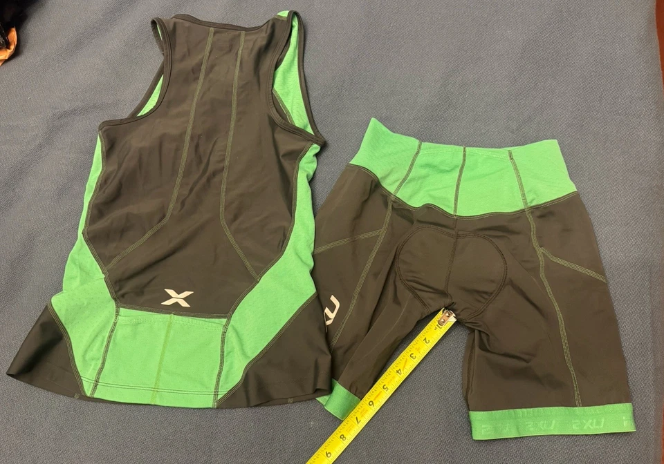 2XU Mujer Tri Kit Medio Gris y Verde Kelly 7” Pantalones Cortos y Singlet Usado en Excelente Condición Foto 4 de 4