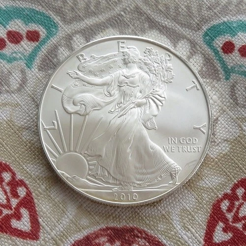 2010 - AMERICAN EAGLE - One Dollar - .999 1oz Fine Silver