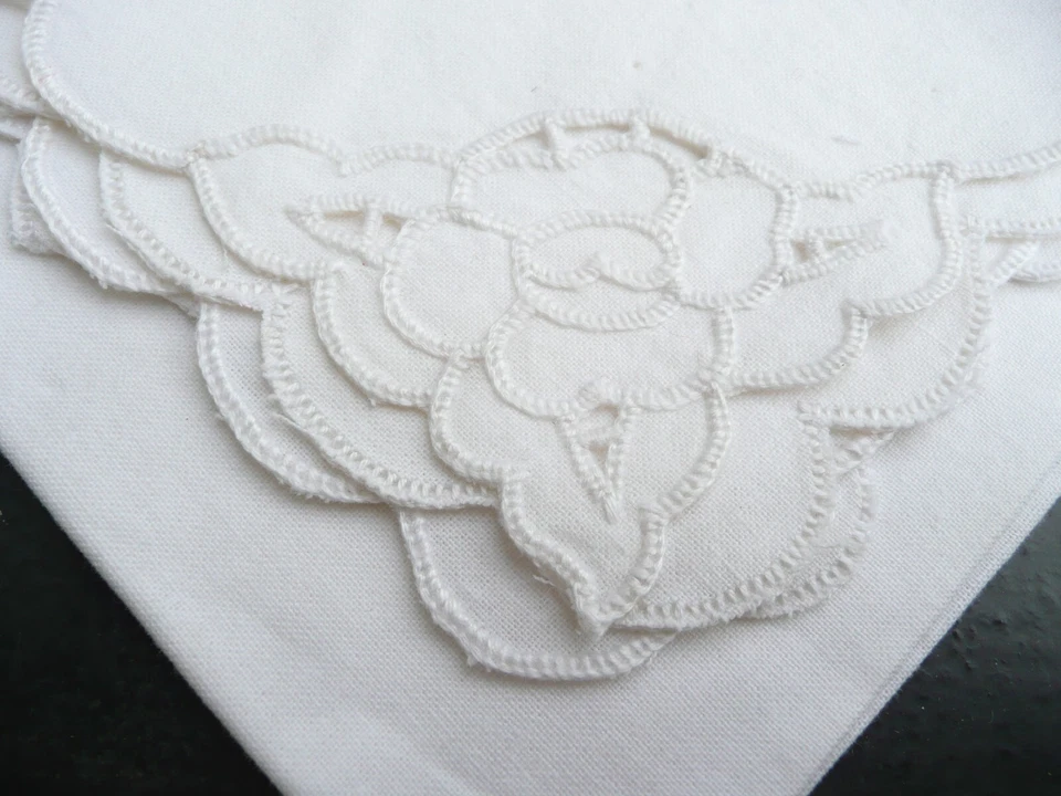 5 serviettes ancienne vintage en métis à décors de fleurs brodées - Photo 2/4