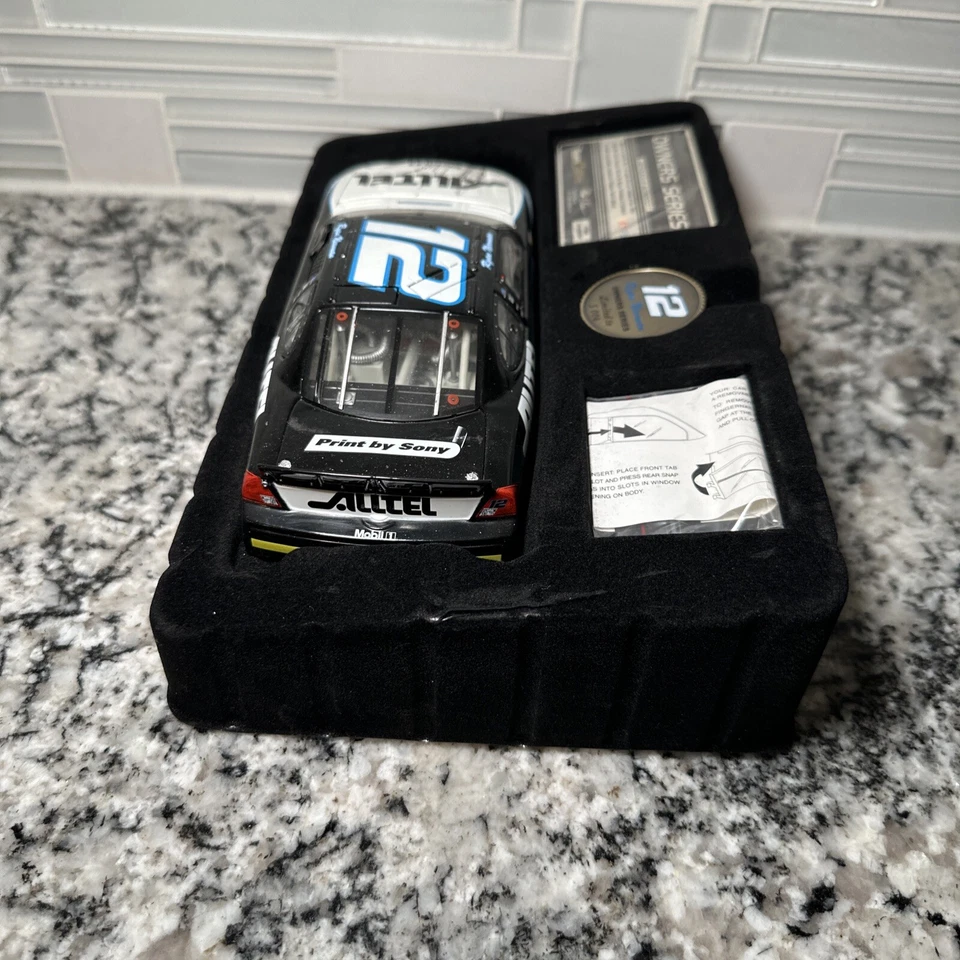 Cargador Dodge Alltel Ryan Newman 2006 fundido a presión, 1/24 - pantalla de estante - firmado Foto 3 de 4