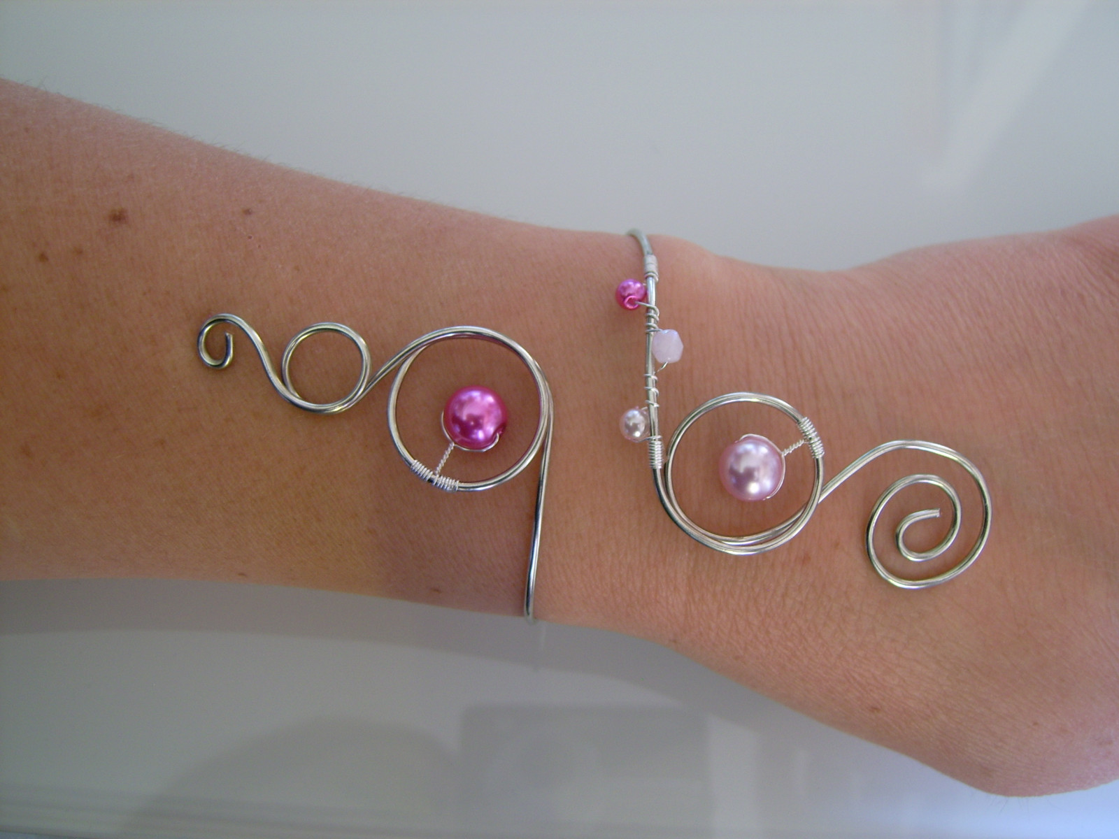 Bracelet perle original fuchsia et argenté aux finitions soignées pour cortège de mariage
