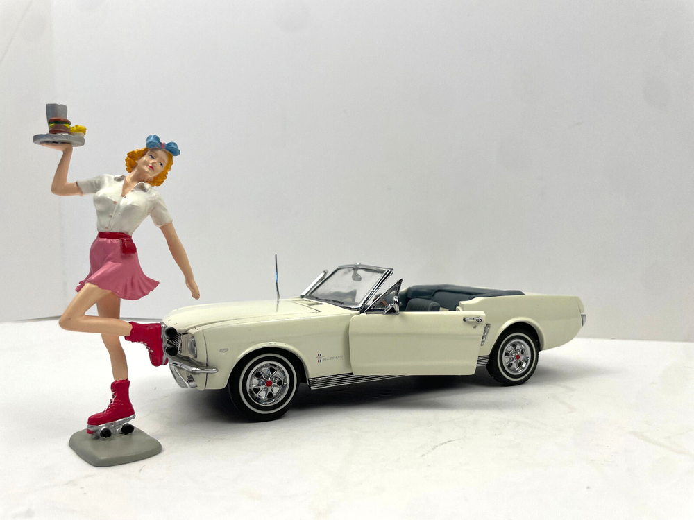 1966 White Ford Mustang Convertible 1:24 Scale Diecast by Danbury Mint No Box
