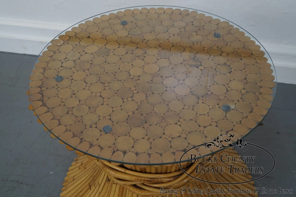 Mesa de centro McGuire Sheaf of Wheat bambú ratán redonda con tapa de vidrio Foto 3 de 4