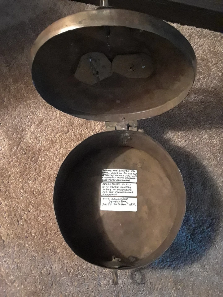 Antigua caja de dote/pan Chapatti única tamaño grande redonda de latón indio de 1800 Foto 4 de 4