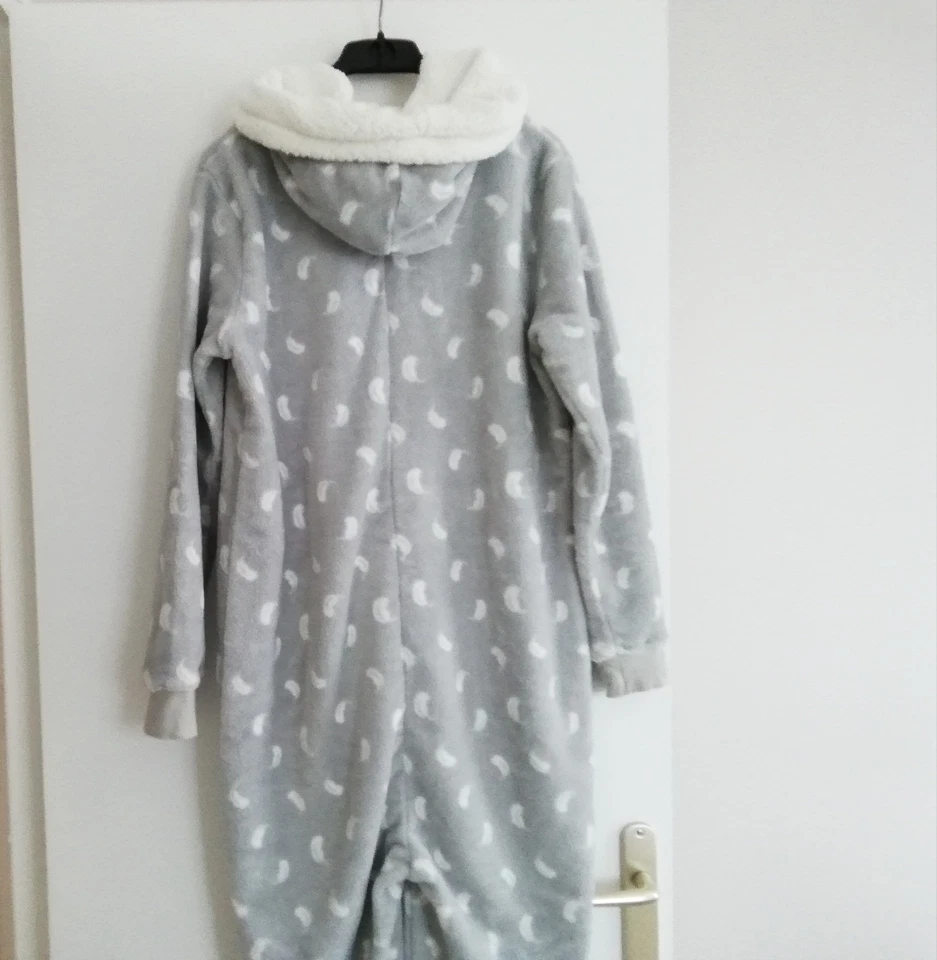 Grenouillère combinaison pyjama femme grise avec plumes blanches 38/40 neuve  - Photo 3/4