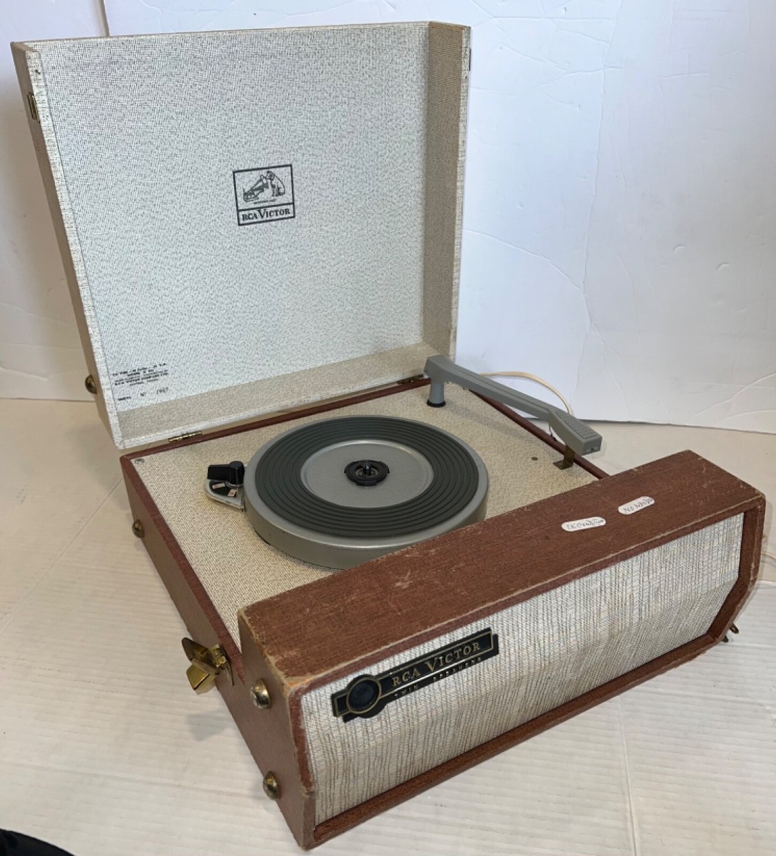 Vintage RCA Victor His Master Voice Record Player turntable 45