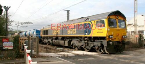 PHOTO  CLASS 66 66703 DONCASTER PSB PITSEA LEVEL CROSSING 161019 - RAIL HEAD TRE - Picture 1 of 1