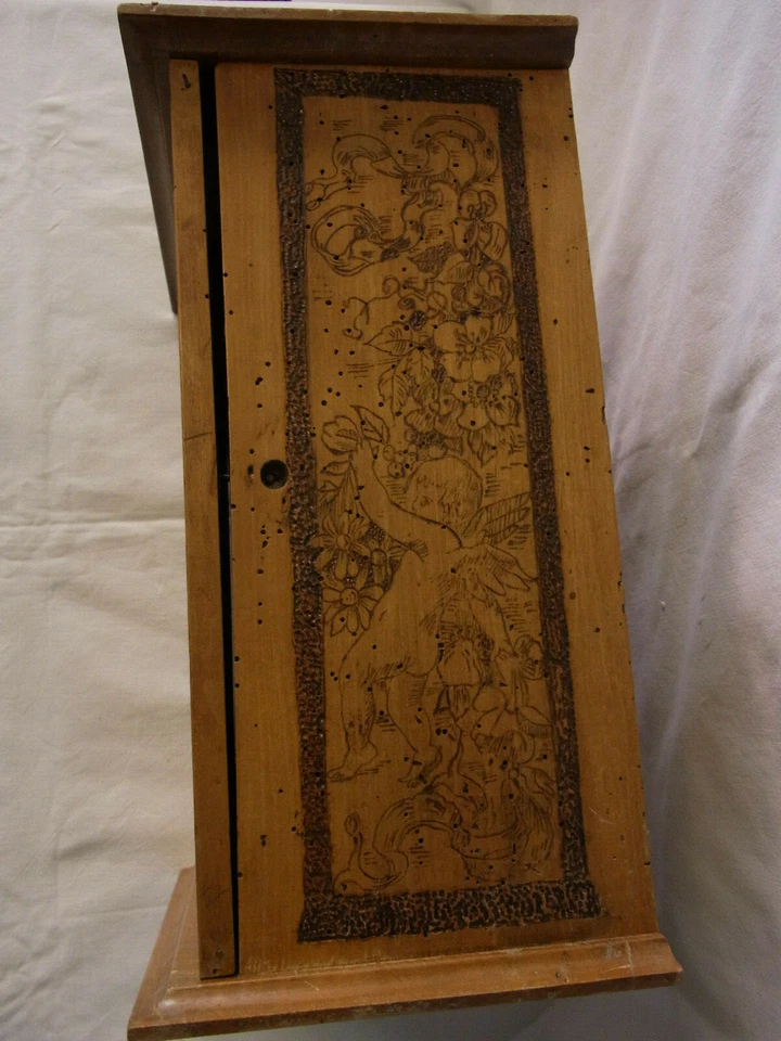 Antiguo gabinete de pared alemán Art Nouveau de madera tallada trabajo de póker #< Foto 4 de 4