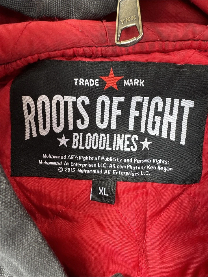 Chaqueta Letterman con Capucha Roots of Fight Bloodlines Cassius Arcilla Negra/Roja Talla XL Foto 2 de 4