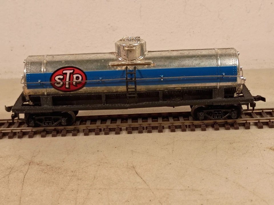 Vtg. Tyco 367B HO Scale Single Dome STP Chrome Tank Car - Image 3 of 4