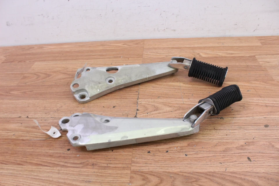 Suzuki GS450L 1983 estriberas traseras izquierda y derecha con soportes para mufflet - par Foto 3 de 4